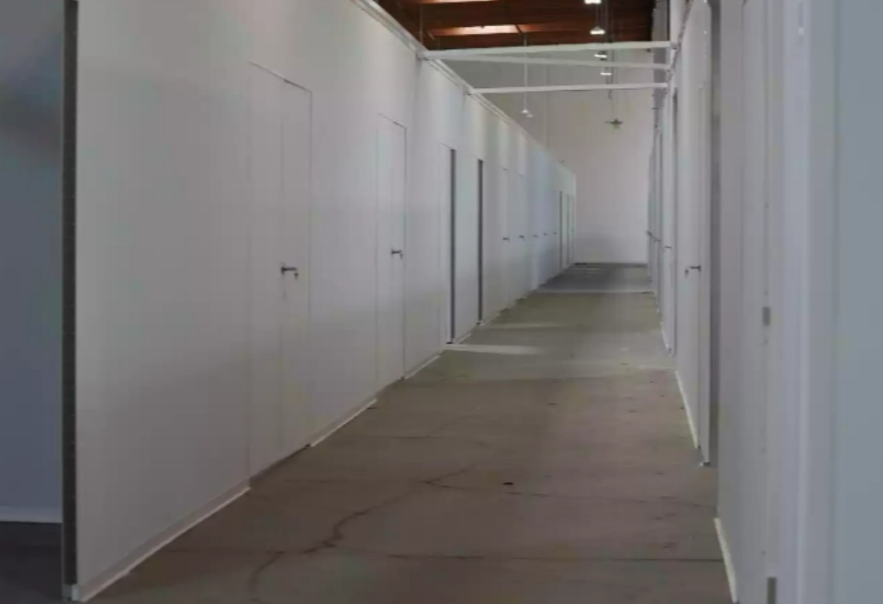 Modular temporary containment walls in active warehouse distribution center